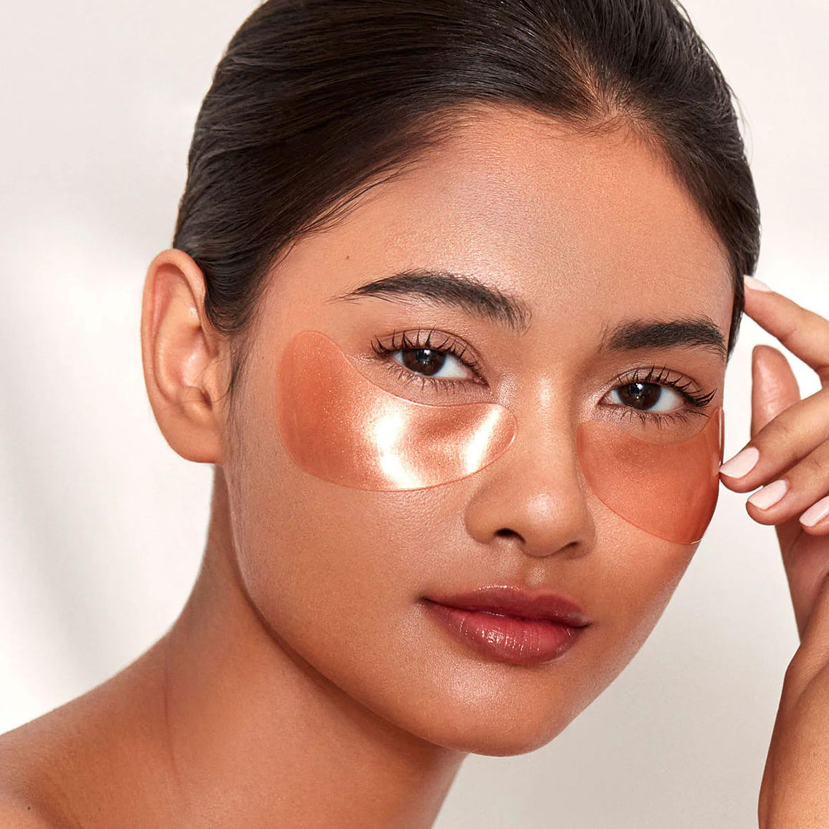 111SKIN close-up hydrogel texture highlighting glossy patches for smooth application