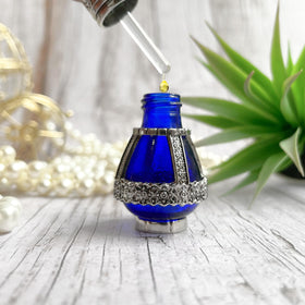 3 Arches USA oil droplet on fingertip demonstrating controlled application and absorption