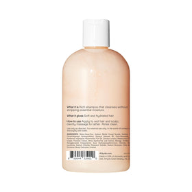4U by Tia family washing a child’s curly hair demonstrating gentle cleansing