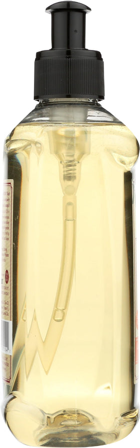 A La Maison in-sink use demonstrating easy lathering and quick rinsing benefit
