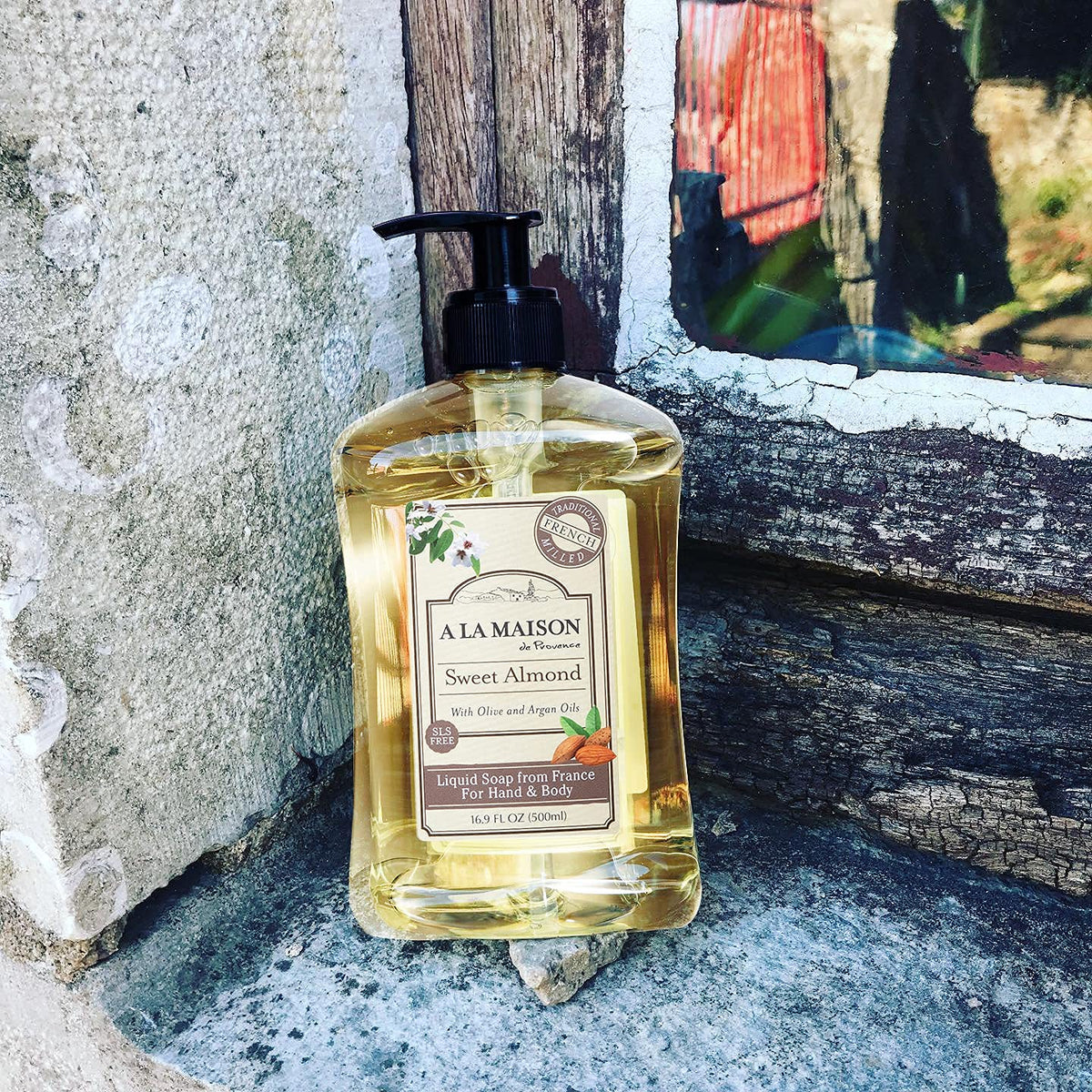 A LA MAISON bottle showing recycled plastic mark and sustainable packaging advantage