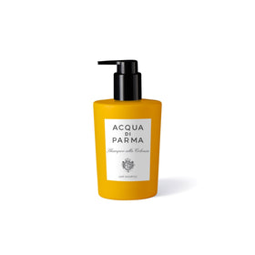 Acqua Di Parma pump dispenser close-up with lather on hand, easy dosing and gentle cleansing benefit