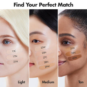 AGE20'S compact with contouring puff in hand for easy touch-ups
