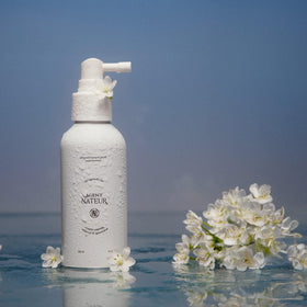 Agent Nateur holi (growth) 84 being sprayed onto scalp demonstrating easy use
