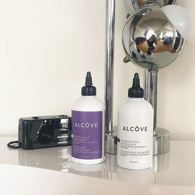 Alcôve close-up of shampoo foam texture delivering gentle cleansing