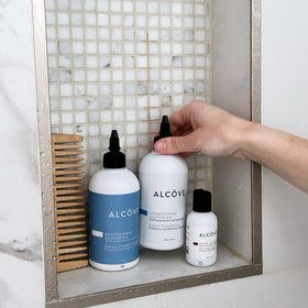 Alcôve pump dispense of shampoo demonstrating easy controlled use