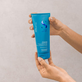 ALFAPARF MILANO product being dispensed in hand for controlled application and detangling