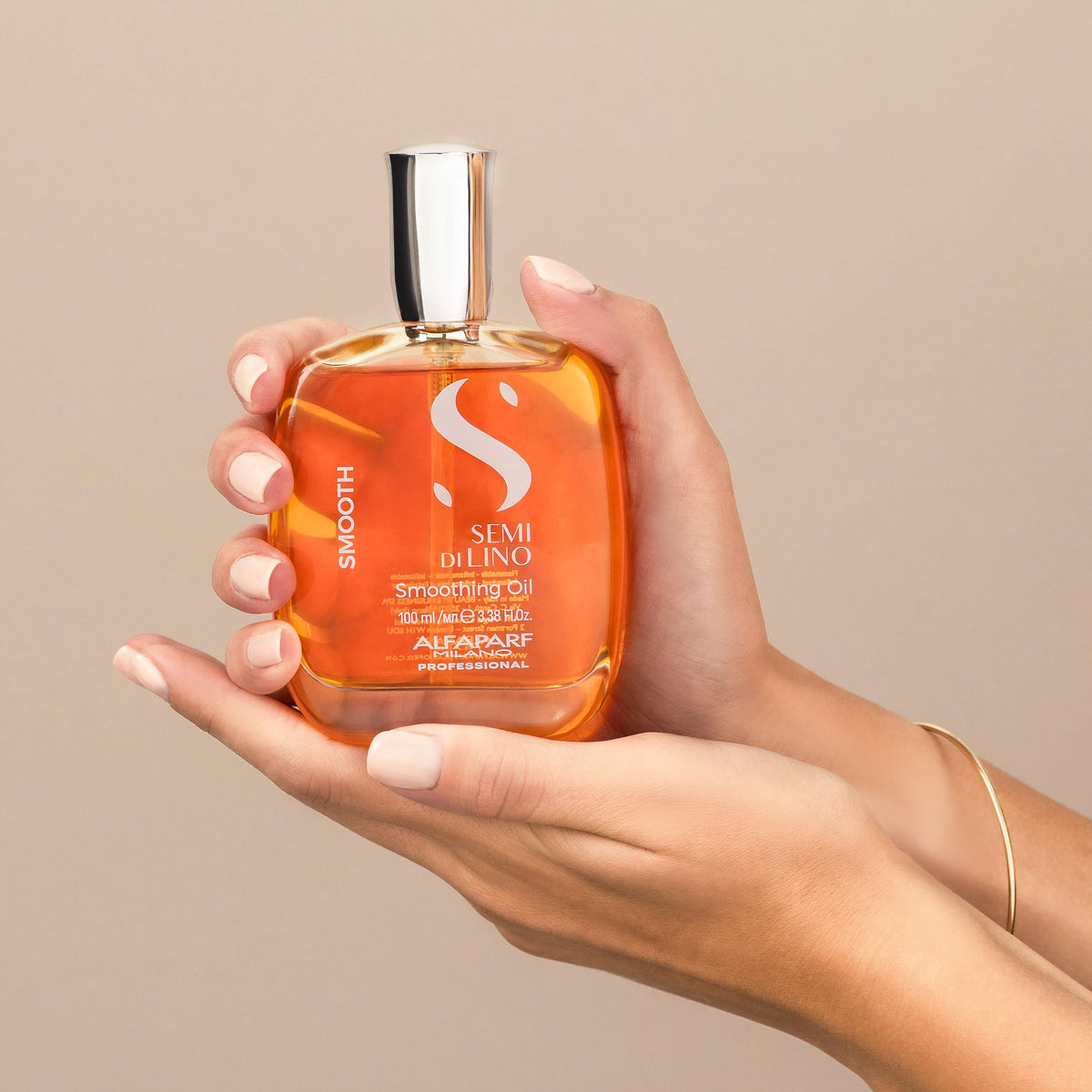 ALFAPARF MILANO hands applying oil demonstrating easy spread and frizz control