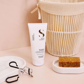 ALFAPARF MILANO conditioner in hand showing recommended application amount