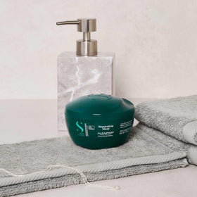ALFAPARF MILANO jar in hand showing size and convenience for at‑home use