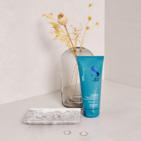 ALFAPARF MILANO close-up of conditioner texture demonstrating lightweight, non-greasy hydration
