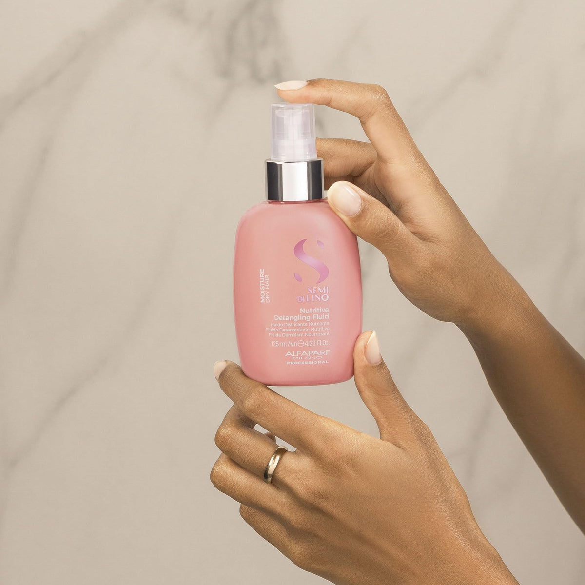 ALFAPARF MILANO mist on hair showing texture improvement and added hydration