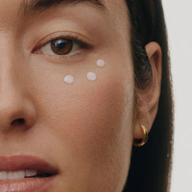 algenist applying cream under eye demonstrating brightening effect