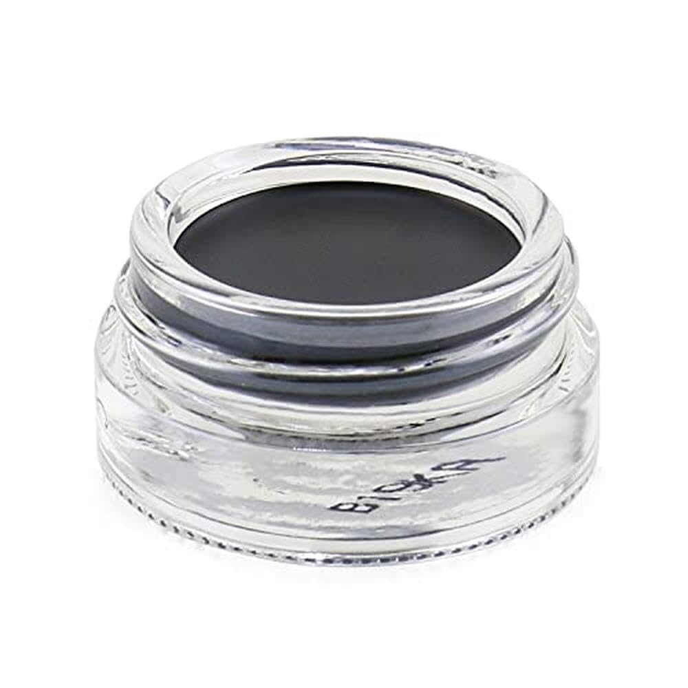 Anastasia Beverly Hills model applying crème color as eyeliner for precise definition