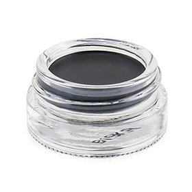 Anastasia Beverly Hills model applying crème color as eyeliner for precise definition