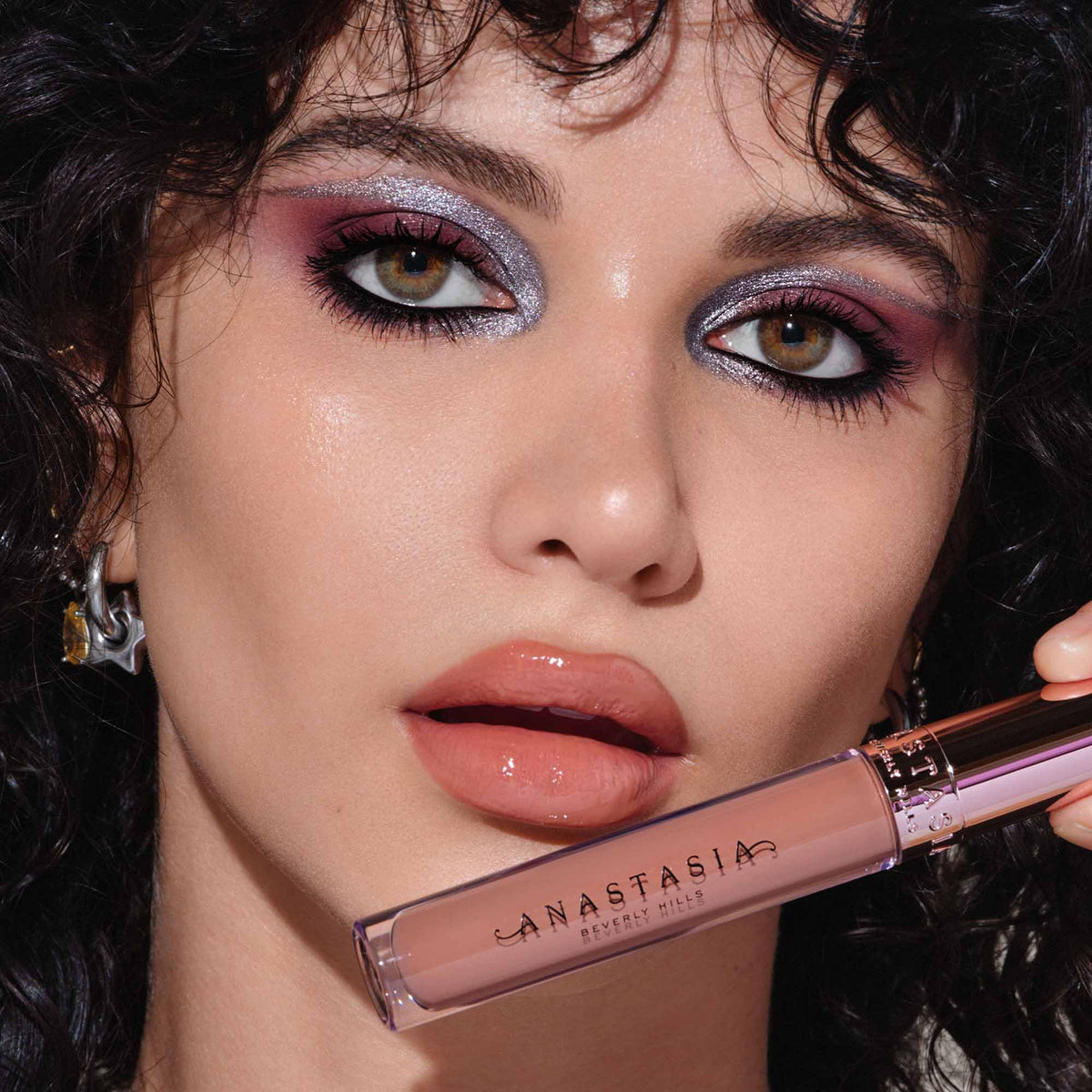 anastasia beverly hills model wearing dusty rose gloss showing fuller-looking lips