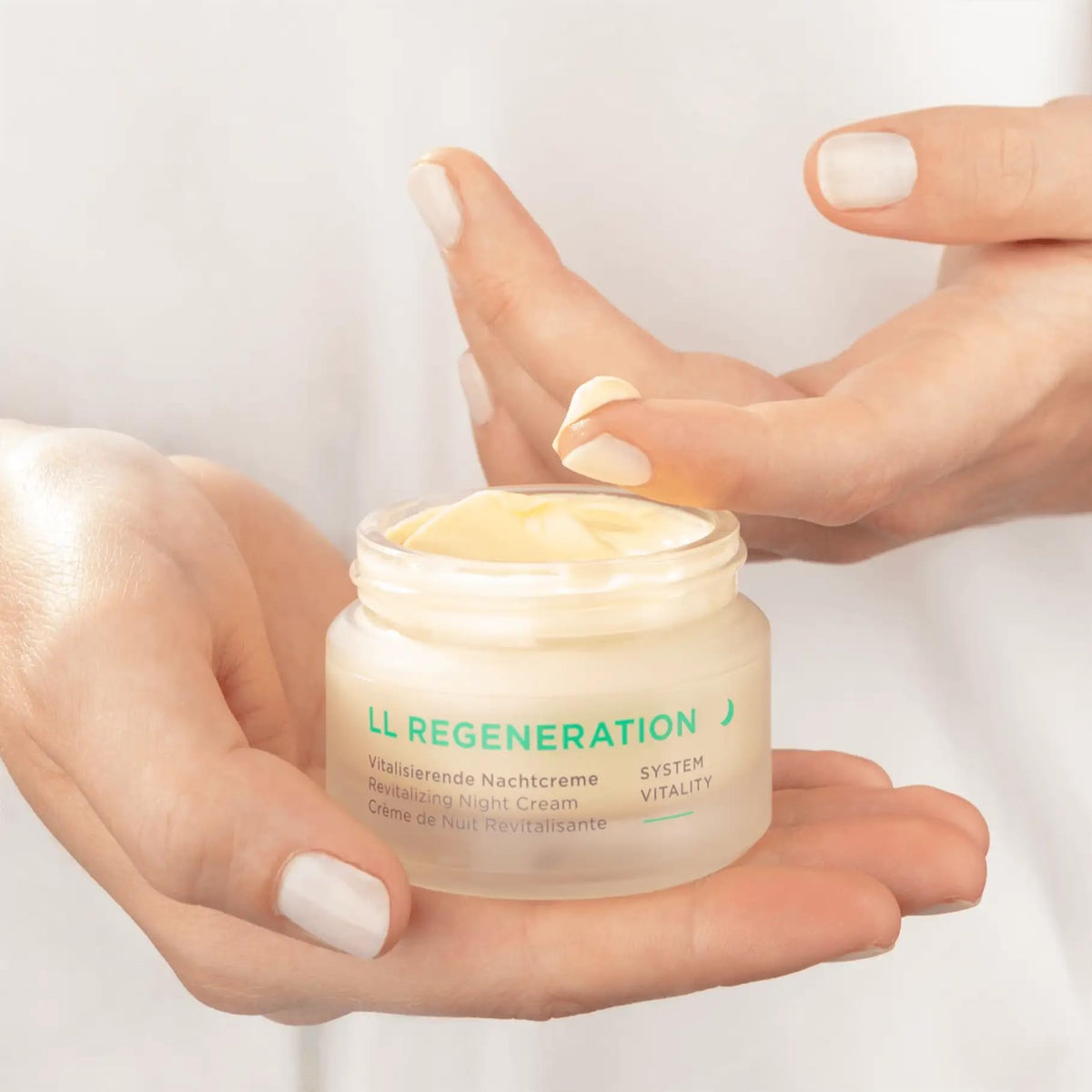 ANNEMARIE BÖRLIND size comparison 1.69 oz jar conveying compact travel-friendly benefit