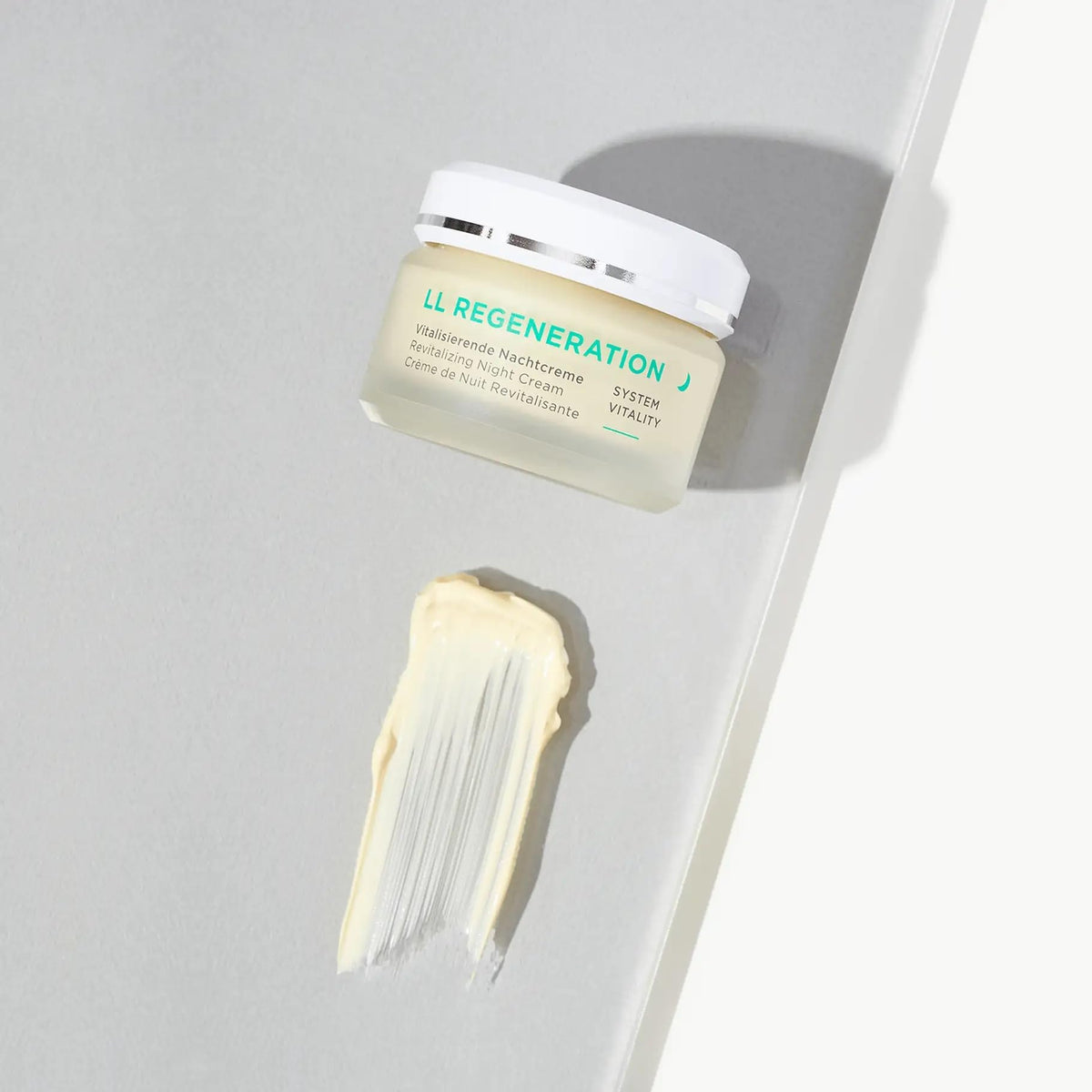 ANNEMARIE BÖRLIND application on fingers demonstrating spreadability and skin nourishment