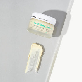 ANNEMARIE BÖRLIND application on fingers demonstrating spreadability and skin nourishment