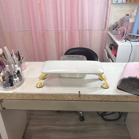 AONOLOVO salon lifestyle shot showing professional look and comfortable setup
