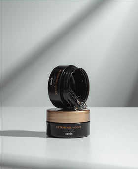 APRÉS applying gel with Gel‑X tip demonstrating secure hold and easy positioning