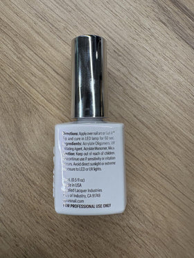 APRÉS in-use manicure scene showcasing salon-quality luminous nails