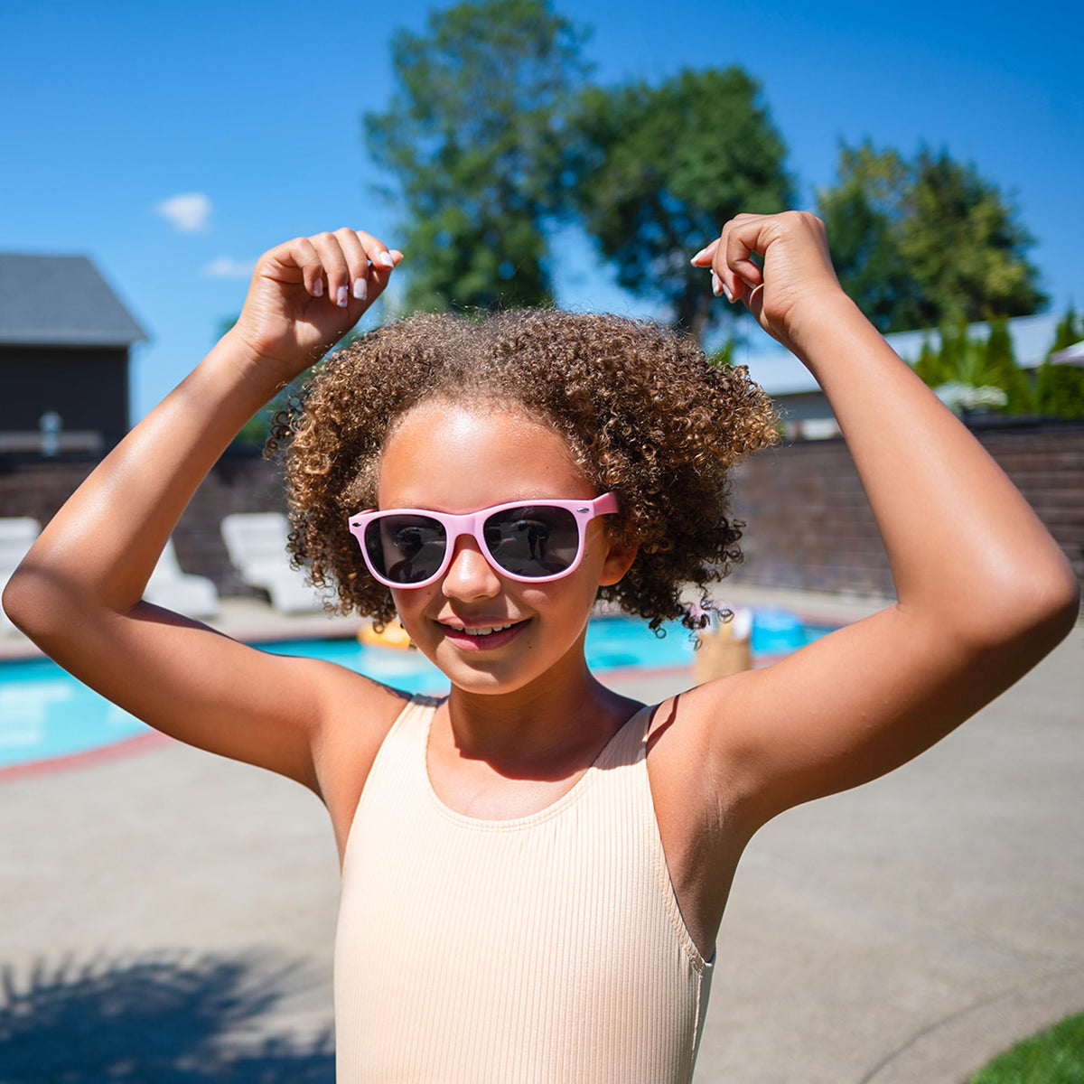 Applying AQUA GUARD to damp hair before swimming for chlorine defense