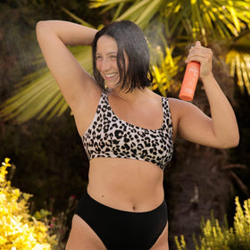 AQUA GUARD applied on wet hair illustrating detangling and softness benefit