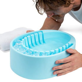 Arauris in use with model demonstrating full-face immersion and relaxed breathing
