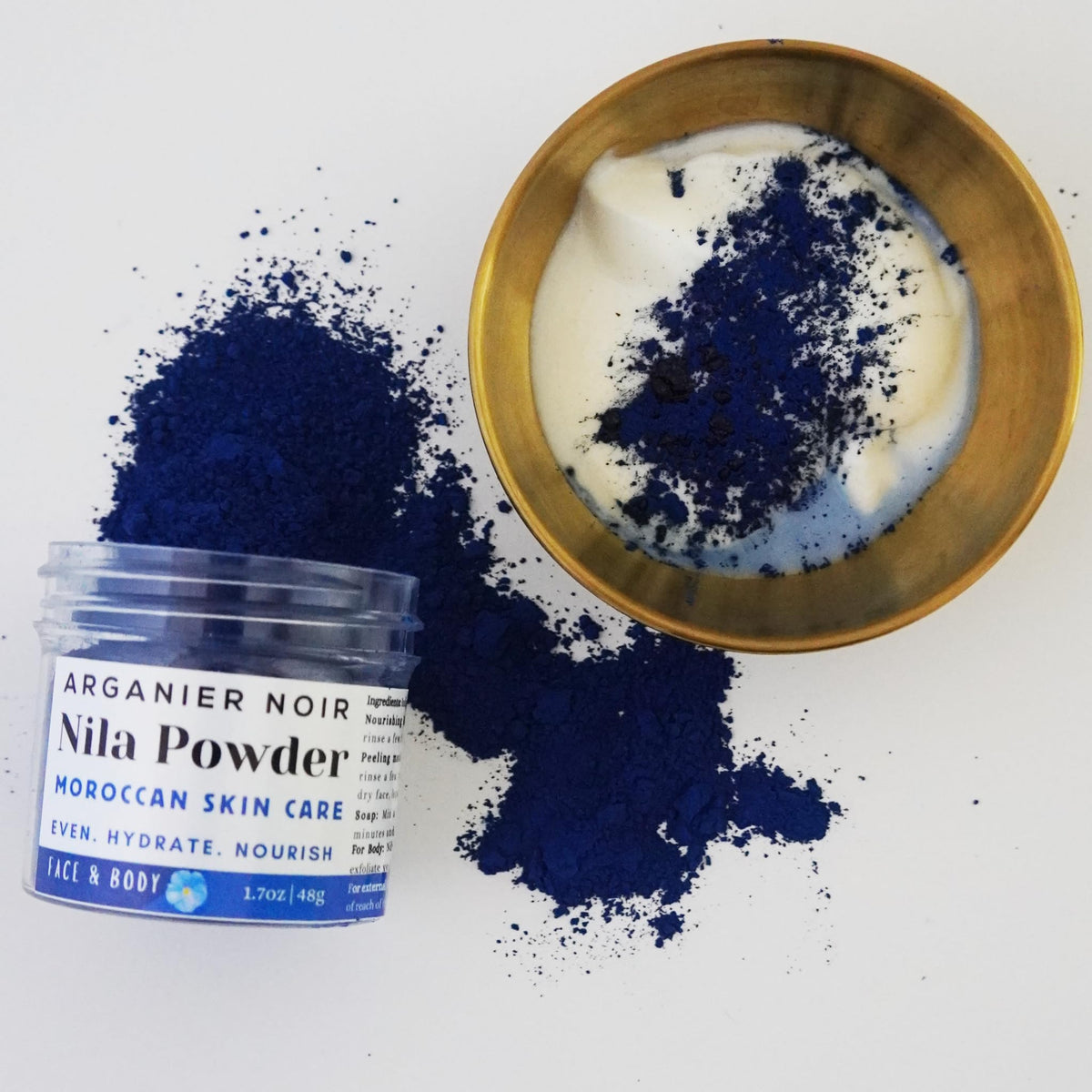 Arganier Noir powder next to spoon and scale, indicating precise portioning benefit