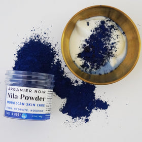 Arganier Noir powder next to spoon and scale, indicating precise portioning benefit