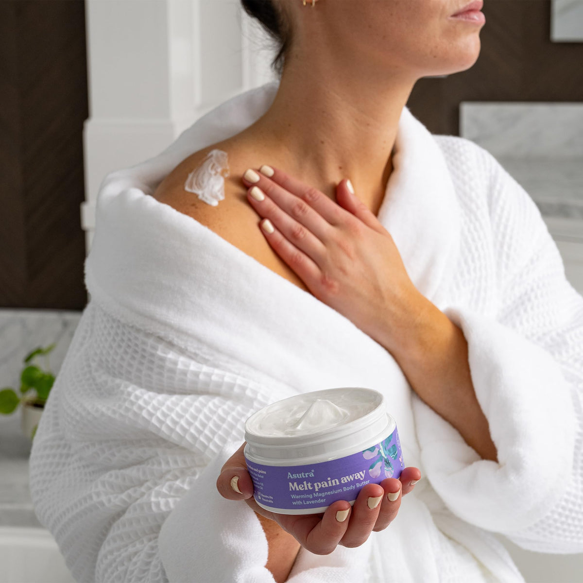 ASUTRA open jar label detail displaying ingredient callouts like Zechstein magnesium and capsaicin for transparency