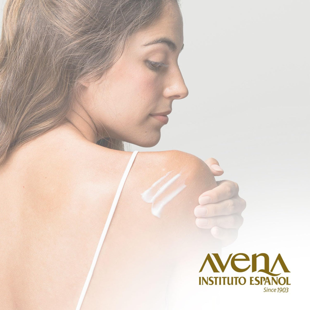 Avena Instituto Espanol lifestyle photo of relaxed legs after lotion use