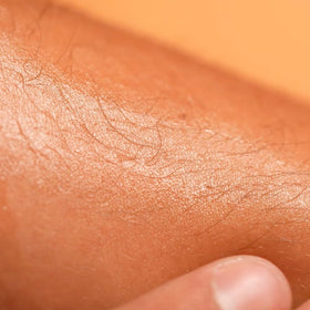 Babaria gel applied on forearm before sun illustrating uniform coverage benefit