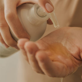 LABORATORIOS BABE pump and label close-up highlighting syndet formula