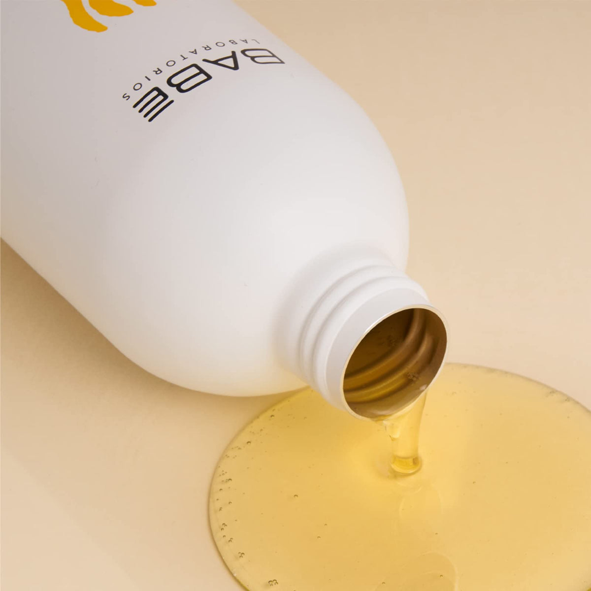 LABORATORIOS BABE oil-soap texture on hand demonstrating gentle feel