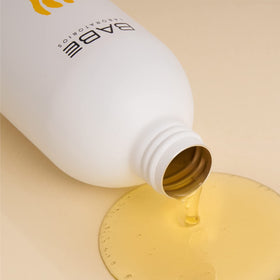 LABORATORIOS BABE oil-soap texture on hand demonstrating gentle feel