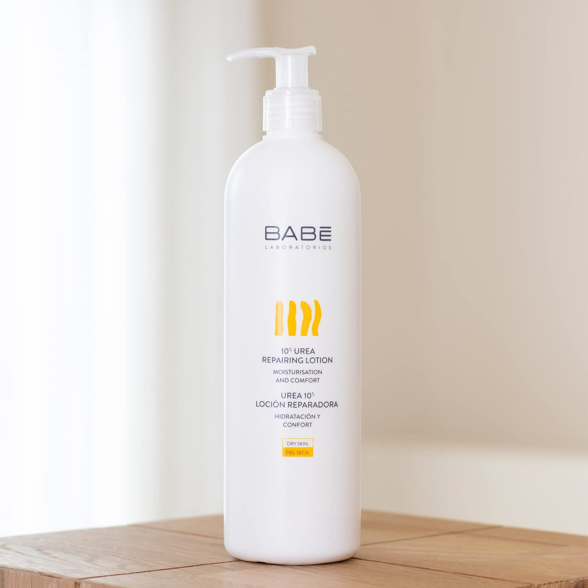 LABORATORIOS BABE creamy lotion texture close-up displaying smooth spreadability and hydration benefit