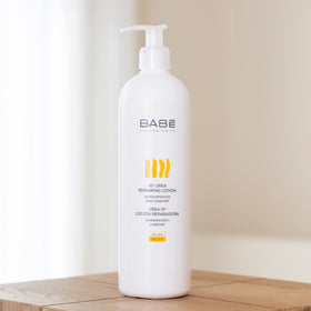 LABORATORIOS BABE creamy lotion texture close-up displaying smooth spreadability and hydration benefit