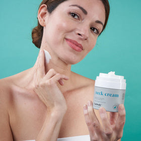 Baebody neck and décolleté before/after visual concept showing improved texture benefit