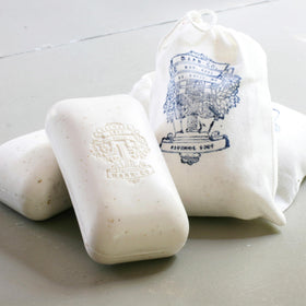 BARR-CO close-up of oatmeal texture revealing natural exfoliant and creamy appearance benefits