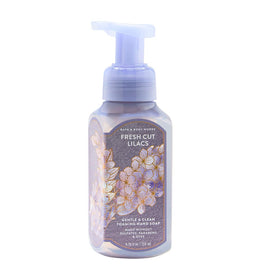 Bath & Body Works White Peach & Papaya foam on hand demonstrating soft lather benefit