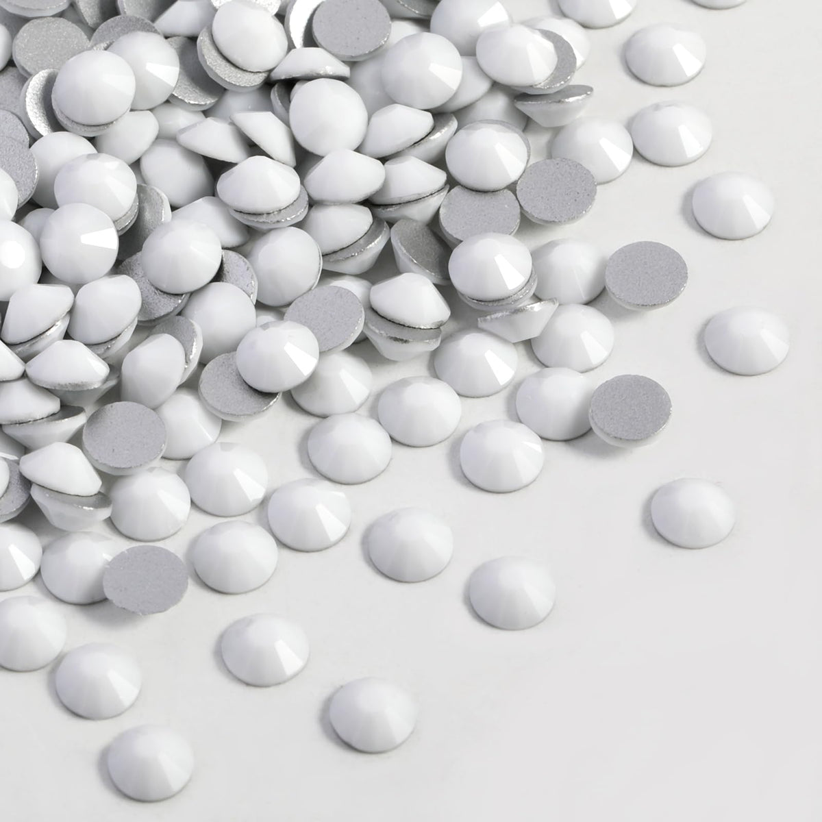 BEADSLAND front packaging showing 1440 chalk white rhinestones, clear quantity benefit
