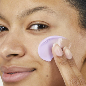 Beekman 1802 applying cream on hand demonstrating absorbent comfort