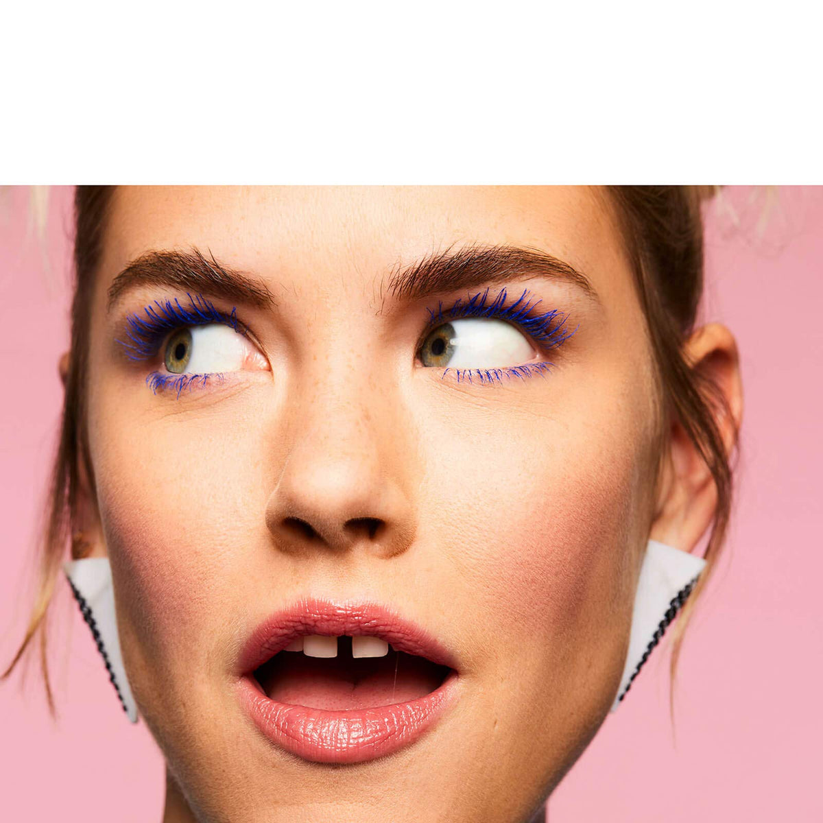 Benefit model wearing mascara demonstrating bold blue definition benefit