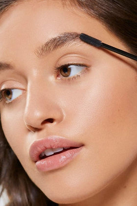 Benefit Brow Setter in hand to show half-size 0.11 fl oz scale and travel-ready convenience benefit