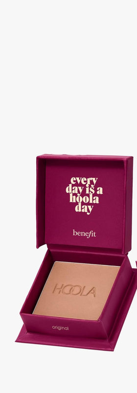 Benefit Hoola Mini applied on model for matte sculpted definition benefit
