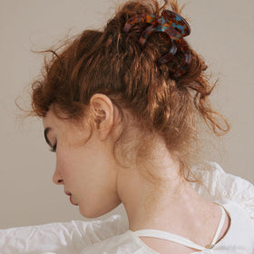 Bgffuy clip securing half-up hairstyle on long hair, comfortable grip