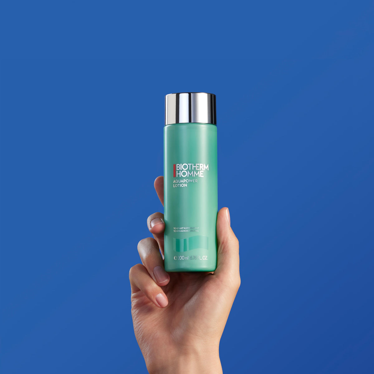 Biotherm Aquapower man applying lotion after shaving, shows reduced redness and comfort