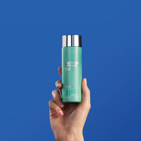 Biotherm Aquapower man applying lotion after shaving, shows reduced redness and comfort